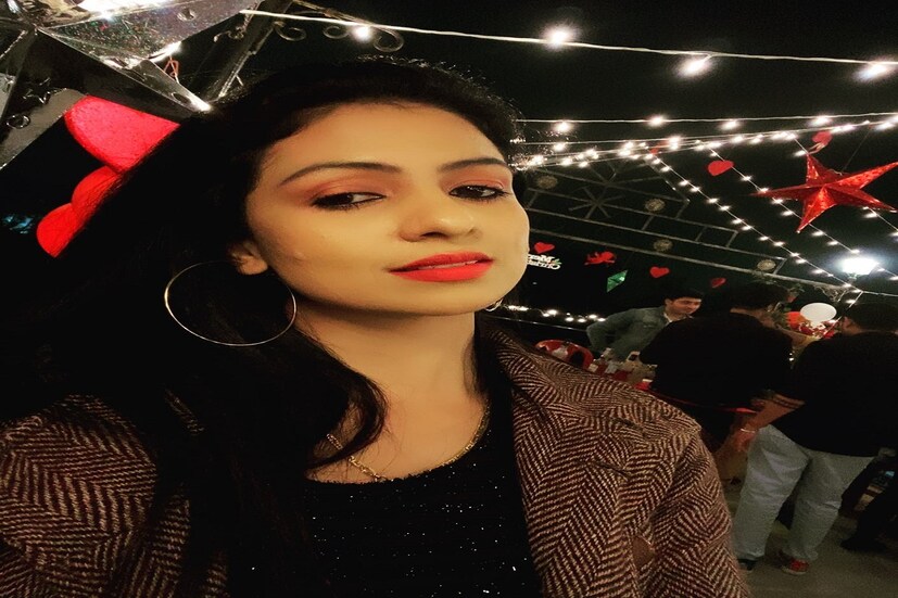 আইপিএল ২০২২ মেগা নিলামে মহম্মদ শামি ফ্রি প্লেয়ার৷ তাই তাঁকে ঘিরে নিলাম টেবল গরম হবে, আর হালকা ঠাণ্ডায় গরম ছবি দিয়ে তার আগেই বাজার গরম রাখছেন হাসিন জাহান৷ Photo Courtesy- Facebook/ Hasin Jahan 