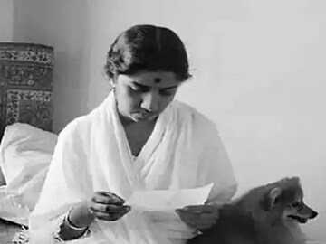 স্তব্ধ হল কোকিলকন্ঠ...স্মৃতির পাতা থেকে সুরসম্রাজ্ঞীর কিছু না দেখা ছবি