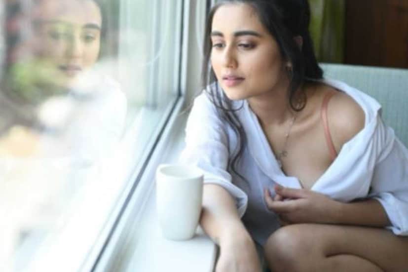 এই ছবিতেই নানা রকম কমেন্ট করতে শুরু করেন নেটিজেন। কেউ লেখেন, &quot;ভালো পোশাক নেই?&quot; কেউ আবার লেখেন, &quot;আপনাকে দেখতে এমনিই সুন্দর। এসব করার দরকার কী?&quot; এরকমই নানা তির্যক মন্তব্য এসেছে পোস্টে.। 