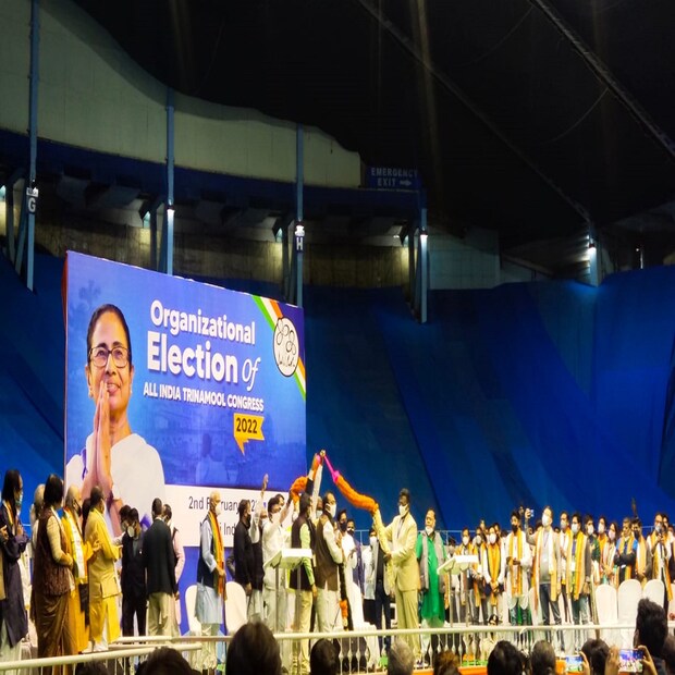 এর পরই সারা দেশজুড়ে সাড়া পড়ে গিয়েছিল বিরোধী জোটে মমতার কংগ্রেসকে ব্যাকফুটে ঠেলে দেওয়ার জন্য। কংগ্রেস সেই বাউন্সারের ভয় কাটিয়ে উঠে ক্রিজে টিকে থাকতে পারে কি না তা জানার অপেক্ষায় ছিলেন বিরোধীরা। 