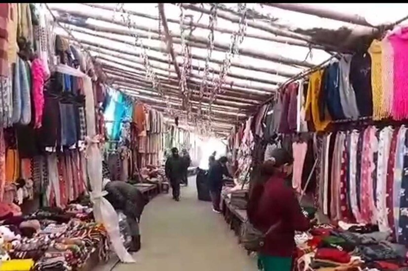 অর্থাৎ ভ্যাকসিনের দুই ডোজের সার্টিফিকেট সঙ্গে আনতে হবে পর্যটকদের। মাস্কে ঢাকতে হবে মুখ ও নাক এবং হ্যাণ্ড স্যানিটাইজার নিয়মিত ব্যবহার বাধ্যতামূলক।  কোভিডের তৃতীয় ঢেউয়ের মোকাবিলায় গত ৩ জানুয়ারি থেকে বন্ধ ছিল পর্যটনকেন্দ্র। অন্য সব পরিষেবা চালু, অথচ পর্যটনকেন্দ্র বন্ধ কেন? প্রশ্ন তুলে সরব হয়েছিলেন বিভিন্ন পর্যটন ব্যবসায়ীদের সংগঠন। মুখ্যমন্ত্রীর হস্তক্ষেপ দাবি করেছিলেন। অবশেষে স্বস্তি পর্যটন শিল্পে। গতকাল থেকে পর্যটনকেন্দ্র খোলার নির্দেশিকা জারি করেছে নবান্ন। এতে খুশি পাহাড়ের হোটেল ব্যাবসায়ী থেকে গাড়ি চালকেরা। 