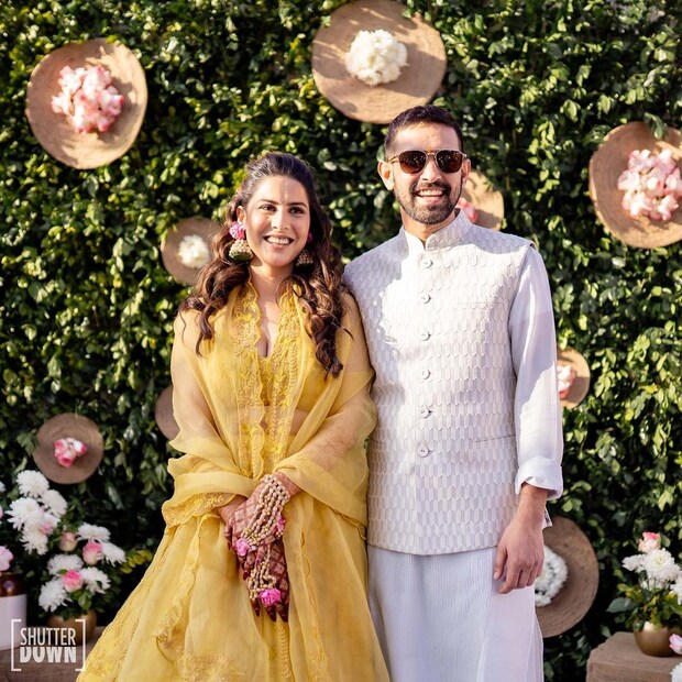 বিয়ের দিনই দুপুরের সাজে বিক্রান্ত ও শীতল। হলুদ লেহেঙ্গায় সেজেছেন শীতল। সাদা কুর্তা ও জ্যাকেটে বিক্রান্ত। 