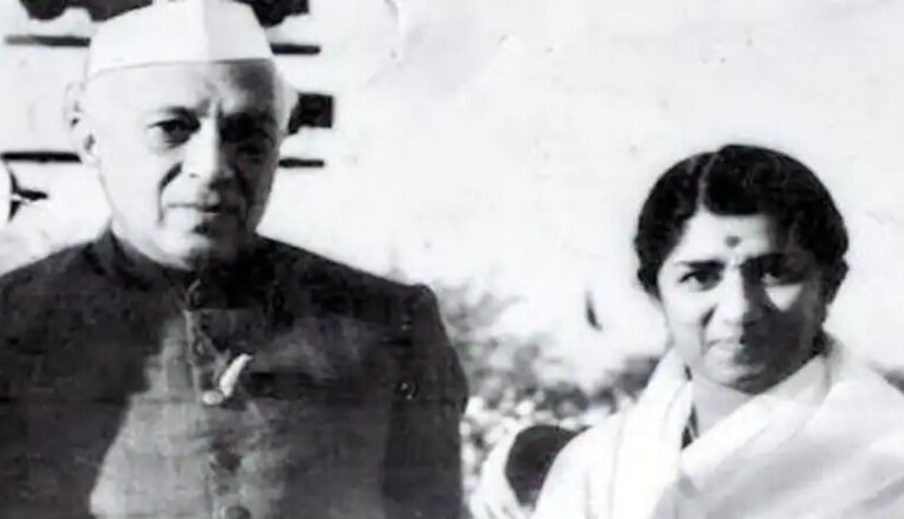  গত কয়েকদিন ২৪ ঘণ্টা চিকিত্সকদের পর্যবেক্ষণে ছিলেন লতা মঙ্গেশকর। চিকিত্সকরা তাঁর ভক্তদের অনুরোধ করেছিলেন, কিংবদন্তি শিল্পীর আরোগ্য কামনায় যেন প্রার্থনা করা হয়। কিন্তু লতা মঙ্গেশকরের অগণিত ভক্তের প্রার্থনা শেষমেশ কাজে এল না। ভারতীয় সঙ্গীত জগতে অপূরণীয় শূন্যস্থান তৈরি করে চলে গেলেন লতা মঙ্গেশকর। File Photo