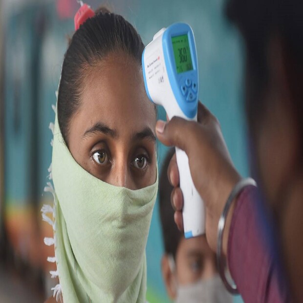 গত ২৪ ঘণ্টায় রাজ্যে করোনায় মৃত্যু হয়েছে ২৮ জনের (West Bengal Coronavirus Update)। দীর্ঘদিন পর রাজ্যে করোনা মৃত্যুর দৈনিক সংখ্যা ৩০-এ নীচে নামল। রাজ্যে মৃত্যুর হার ১.০৪ শতাংশ। 