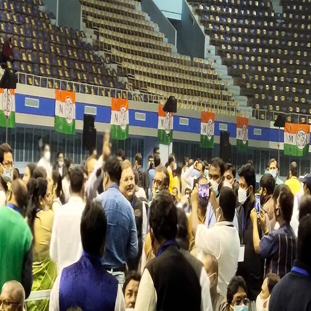 মমতার দাবি, আগামিদিনে নতুন করে বিজেপি বিরোধী জোট তৈরি হবে৷ যারা বিজেপির বিরুদ্ধে লাগাতার লড়াই করছে, তারাই ওই জোটে থাকবে৷ কারণ, তাঁর মতে, দেশে যেমন ফ্যাসিজিম চলছে, এর বিরুদ্ধে শক্তিশালী বিকল্প দরকার৷ মমতার মুম্বই সফরে এমন কথা শোনা গিয়েছিল শরদ পাওয়ারের মুখেও। 