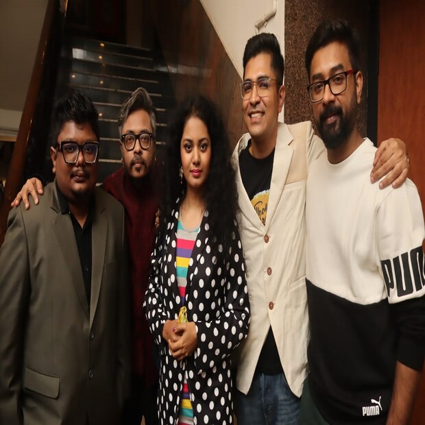 চোখের সামনে ফুটে উঠবে সেই সব ফেলে আসা দিন। পুরনো বন্ধুত্বের মাঝে নতুন কিছুর ঝলকানি দেখা যেতে পারে, এরকম গল্প নিয়েই সিনেমার পর্দায় হাজির হচ্ছে আবার বছর কুড়ি পরে (Abar Bochhor Koori Pore)।