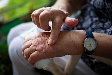 বুড়িয়ে যাচ্ছে হাতের চামড়া? একজোড়া নিটোল বাহু পেতে কী করবেন, কী করবেন না বুড়িয়ে যাচ্ছে হাতের চামড়া? একজোড়া নিটোল বাহু পেতে কী করবেন, কী করবেন না