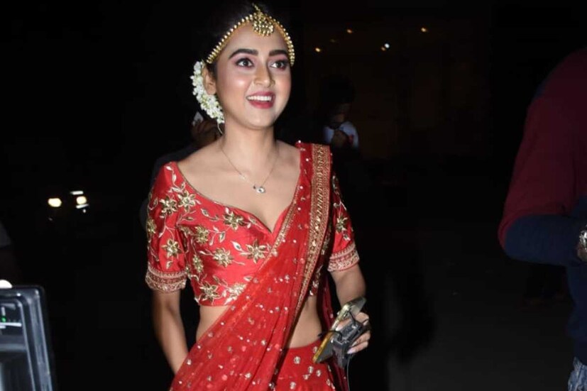নাগিন ৬ এর শ্যুটিং নিয়ে ব্যস্ত অভিনেত্রী তেজস্বী প্রকাশ। বিগবস জেতার পর থেকে তিনি জনপ্রিয়তার শিখরে। তাঁর এক ঝলক ক্যামেরা বন্দি করতে শ্যুটিং সেটে পৌঁছে যান পাপারাজ্জিরা। 
