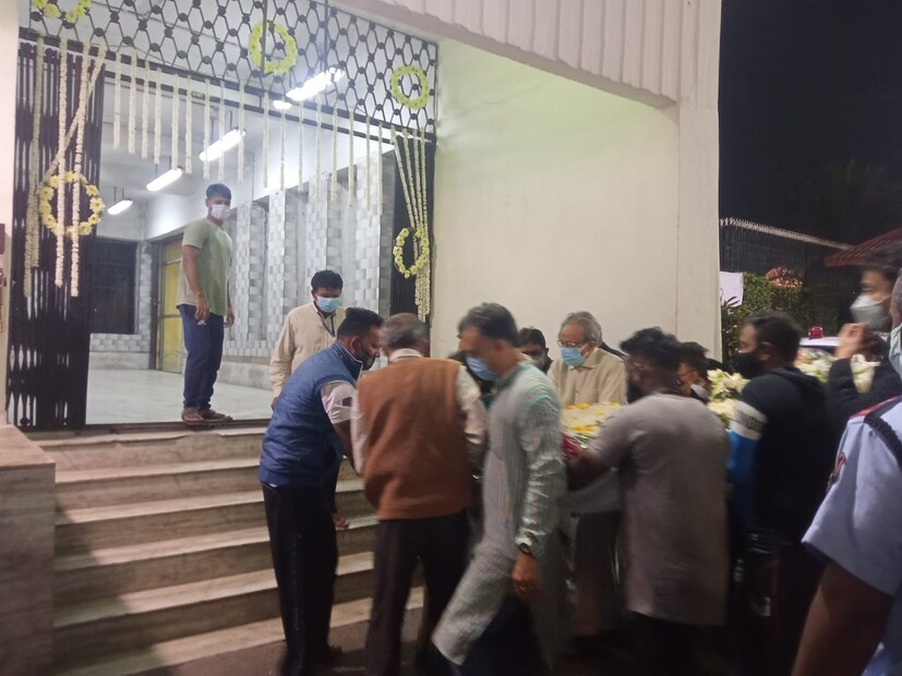 মুখ্যমন্ত্রী-সহ কেওড়াতলা মহাশ্মশানে পথে গীতশ্রীর মরদেহ নিয়ে হেঁটেছেন অগুন্তি মানুষ। 