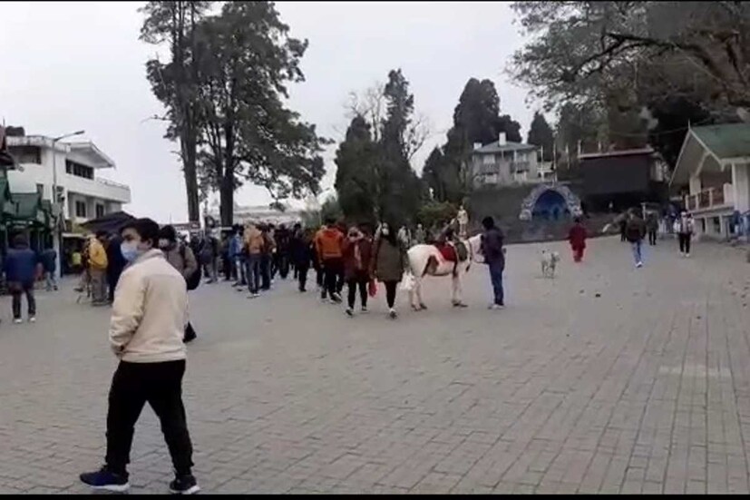 খুশি ট্যুর অপারেটাররাও। সরকারি কোভিড বিধি মেনেই পর্যটকদের আহ্বান জানিয়েছেন এই শিল্পের সঙ্গে জড়িতরা। নির্দেশিকা পাওয়ার পর থেকেই ব্যস্ততা তুঙ্গে হোটেল ব্যবসায়ীদের। ফের প্রতিটি রুম স্যানিটাইজ করছেন তাঁরা। সবে খোলার নির্দেশিকা জারি করায় বুকিংয়ের চাপ এই মূহূর্তে না থাকলেও ধীরে ধীরে ছন্দে ফিরবে শৈলশহর (Darjeeling)। এই আশায় বুক বাঁধছেন ব্যবসায়ীরা। তাঁদের আশা, মার্চে ফের পর্যটকরা পাহাড়মুখী হবে। 