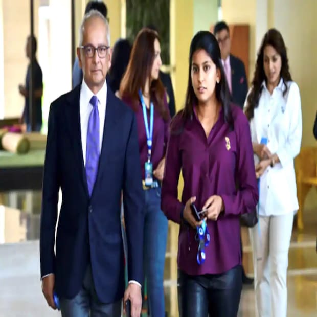 কিন্তু জানা গিয়েছে, বড় হয়ে লেখিকা হিসেবেই নিজেকে দেখতে চায় সে। জেনে নেওয়া যাক জাহ্নবীকে নিয়ে কিছু অজানা তথ্য। বিজনেস টাইকুন জয় মেটাকে বিয়ে করেন জুহি চাওলা। ২০০১ সালে জন্ম হয় তাঁদের একমাত্র কন্যা জাহ্নবীর। ২০০৩ সালে তাঁদের পুত্র সন্তান অর্জুনের জন্ম।