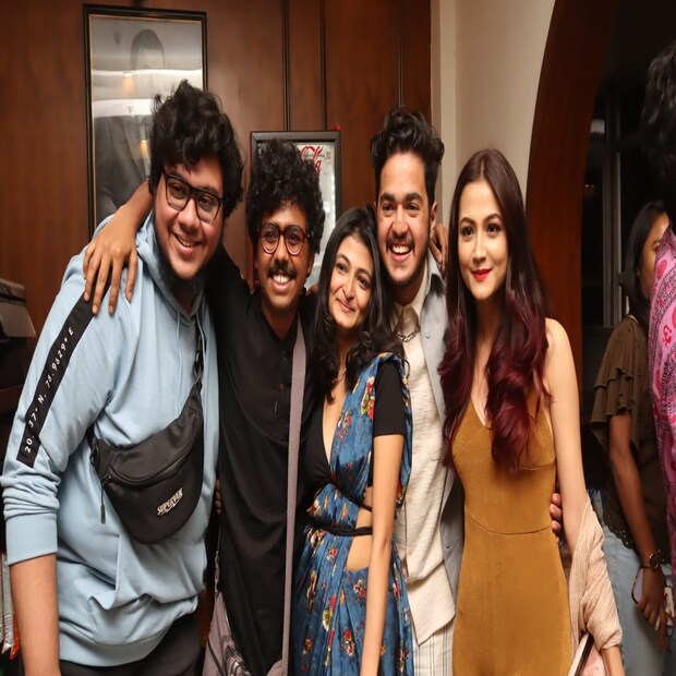 এই ছবিতেই প্রথমবার জুটি বাঁধতে চলেছেন অর্পিতা চট্টোপাধ্যায় এবং আবির। থাকছেন তনুশ্রী চক্রবর্তী, রুদ্রনীল ঘোষ। এ ছবি বন্ধুত্বের গল্প, স্কুলের বন্ধুদের গল্প, এক টুকরো শৈশবের গল্প।