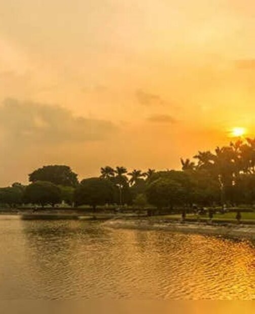 দক্ষিণবঙ্গের তিন জেলা নদীয়া, মুর্শিদাবাদ ও বীরভূমের কিছু অংশে হালকা বৃষ্টির সম্ভাবনা রয়েছে। দক্ষিণবঙ্গের বাকি জেলায় বৃষ্টির সম্ভাবনা নেই।  আগামী দিনে আরও ২-৩ ডিগ্রি তাপমাত্রা নামতে পারে। সকালে শীতের আমেজ থাকলেও বেলা বাড়লে তা কমে যাবে। Representative Image