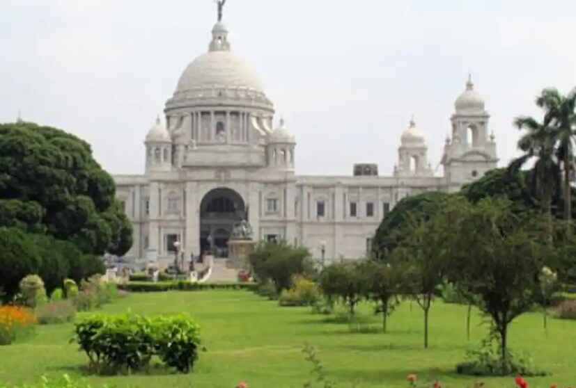  মাঝারি থেকে ভারি বৃষ্টি প্রায় সব জেলাতেই। পাহাড়ি এলাকায় ধসের আশঙ্কা রয়েছে। শনিবার পর্যন্ত চলবে বৃষ্টি। Representative Image