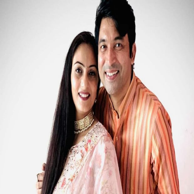 শো-তে যেখানে চন্দুর রূপ ও তাঁর জীবনে কোনও মহিলার না থাকা নিয়ে কপিল বার বার রসিকতা করেন, সেই চন্দুর সত্যিকারের স্ত্রীকে দেখলে অবাক হবেন সকলেই। 