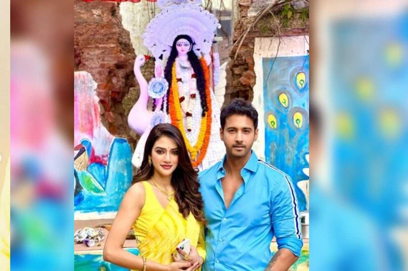 সরস্বতী পুজোয় এই ছবি শেয়ার করেছেন যশ দাশগুপ্ত ও নুসরত জাহান দুজনেই। সম্পর্কের কথা প্রকাশ্যে আনার পরে এটাই প্রথম সরস্বতী পুজো। হলুদ শাড়িতে সাজলেন নুসরত। নীল জামায় যশ। 