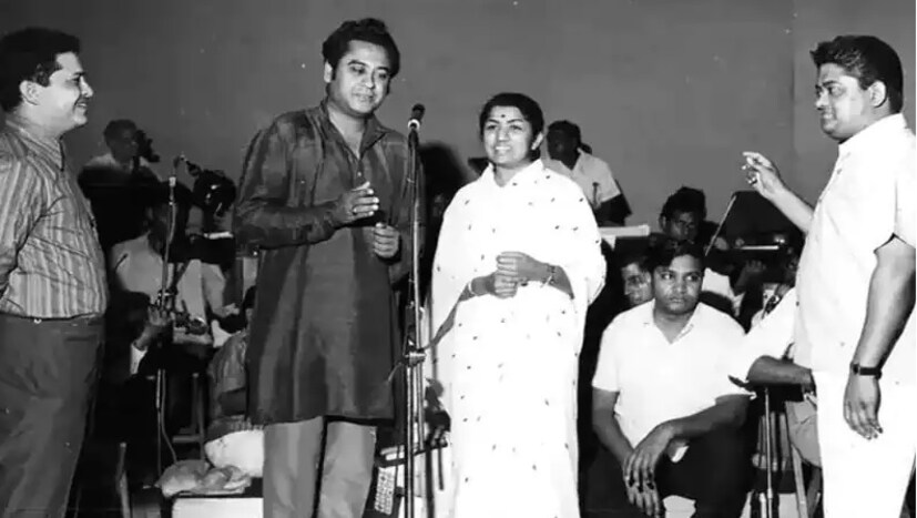 কোভিডে আক্রান্ত হওয়ায় গত ১১ জানুয়ারি তাঁকে মুম্বইয়ের ব্রিচ ক্যান্ডি হাসপাতালে ভর্তি করানো হয়েছিল। নিউমোনিয়াতেও আক্রান্ত ছিলেন নবতিপর শিল্পী। প্রথম থেকেই তাঁকে আইসিইউ-তে রাখা হয়েছিল। ৩০ জানুয়ারি শিল্পীর কোভিড নেগেটিভ রিপোর্ট আসে। কিন্তু বয়সজনিত নানা সমস্যার কারণে শেষ পর্যন্ত আর লড়তে পারলেন না তিনি। File Photo