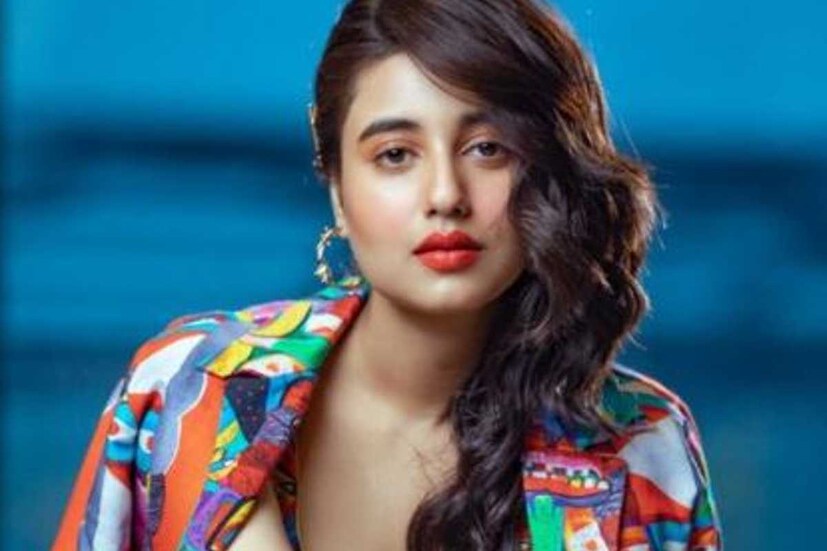প্রসঙ্গত, কী করে বলব তোমায় ধারাবাহিকে অভিনয় করে জনপ্রিয় হয়েছেন স্বস্তিকা। এই মুহূর্তে ওটিটি-র ওয়েব সিরিজে মন দিয়েছেন অভিনেত্রী।  