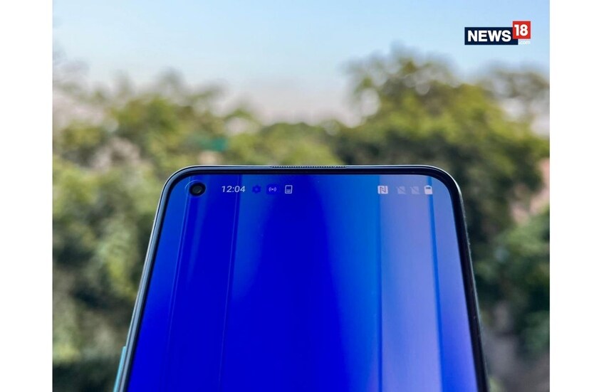 OnePlus Nord 2 CE 5G ফোনে রয়েছে ৬.৪৩ ইঞ্চির ফুল এইচডি প্লাস ডিসপ্লে, ২৪০০×১৮০০ পিক্সেল রেজোলিউশন, ৯০এইচজেড রিফ্রেশ রেট। এছাড়াও OnePlus Nord 2 CE 5G ফোনে রয়েছে অ্যামোলেড ডিসপ্লে যা করনিং গরিলা ৫ প্রোটেকশন এবং এইচডিআর১০ প্লাস যুক্ত। OnePlus Nord 2 CE 5G ফোনে রয়েছে অ্যান্ড্রয়েড ১১ অপারেটিং সিস্টেম।