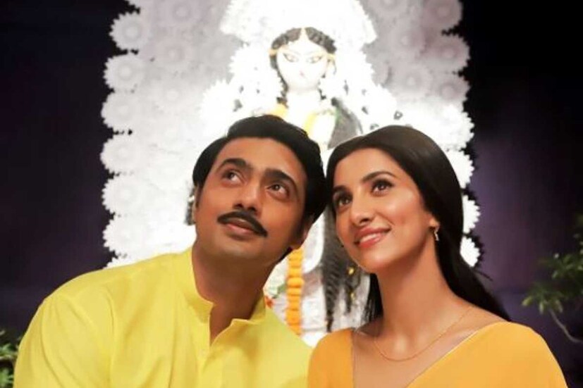 হলুদ আজ আবশ্যিক। তাই সিনেমার থেকেই হলুদ পোশাকে এই ছবি পোস্ট করেছেন দেব। সঙ্গে রুক্মিণী। 