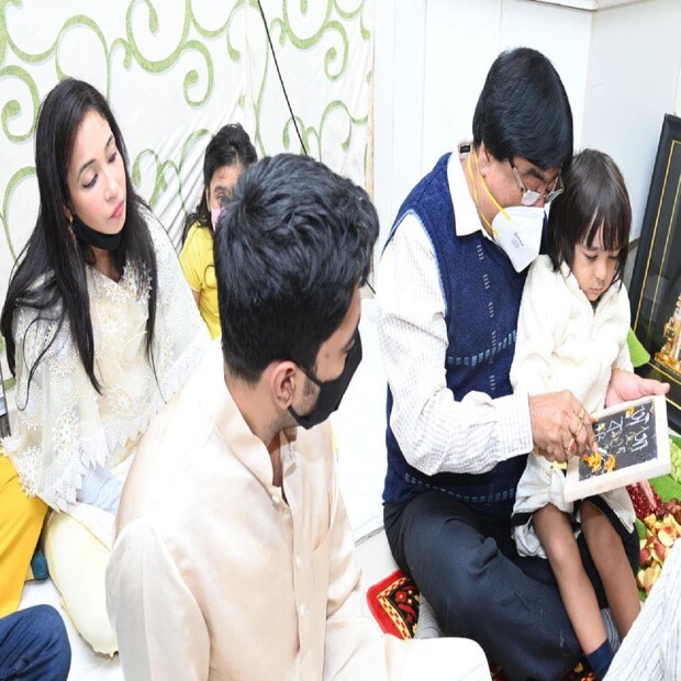 সরস্বতী পুজোয় হাতেখড়ি হল তৃণমূলের সর্বভারতীয় সাধারণ সম্পাদক অভিষেক বন্দ্যোপাধ্যায়ের ছেলে আয়াংশের৷ সোশ্যাল মিডিয়ায় নিজেই সেই ছবি শেয়ার করেছেন অভিষেক৷ Photo-Facebook/Abhishek Banerjee