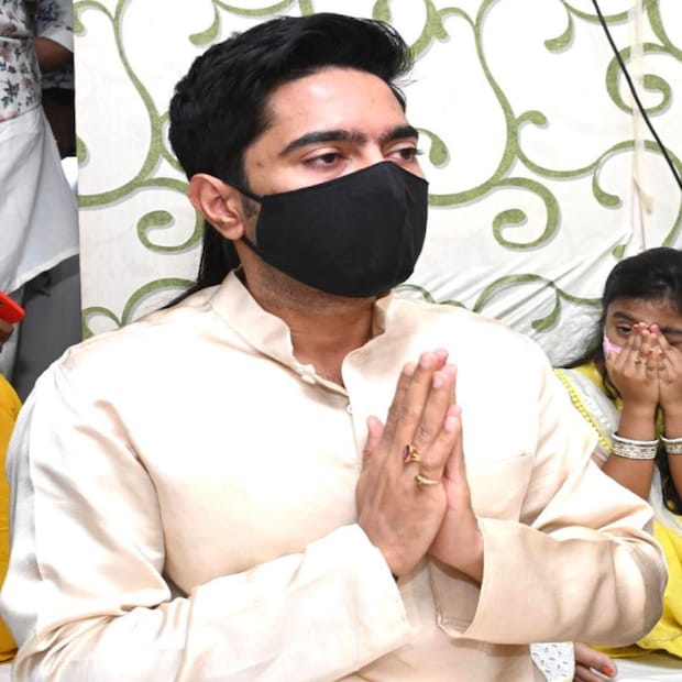 এই মুহূর্তে গোয়া নির্বাচনী প্রচারে ব্যস্ত অভিষেক৷ তার ফাঁকে কলকাতায় ফিরে ছেলে আয়াংশের হাতেখড়ির সাক্ষী থাকলেন তৃণমূলের শীর্ষ নেতা৷ রবিবারই গোয়া ফিরে যাওয়ার কথা তাঁর৷ 