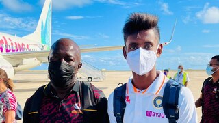 ব্রায়ান লারার সঙ্গে অভিষেক পোড়েল