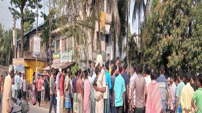 ঘটনার প্রতিবাদে বিক্ষোভ দেখায় উত্তেজিত জনতা ঘটনার প্রতিবাদে বিক্ষোভ দেখায় উত্তেজিত জনতা