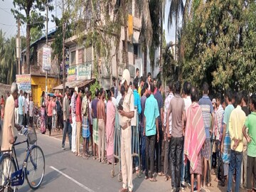 ঘটনার প্রতিবাদে বিক্ষোভ দেখায় উত্তেজিত জনতা