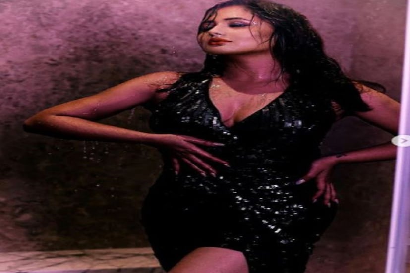 টিভি অভিনেত্রী রশ্মি দেশাই গত বছরে  স্নান (Actress bathing) করার ছবি শেয়ার করেছিলেন৷ যা সোশ্যাল মিডিয়ায় তাপমাত্রা বাড়িয়ে দিয়েছিল৷ Photo Courtsey- Instagram 