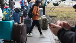 কিভ বিমানবন্দরে দেশ ছাড়ার জন্য ভিড়। ছবি- Reuters কিভ বিমানবন্দরে দেশ ছাড়ার জন্য ভিড়। ছবি- Reuters