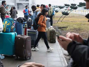 কিভ বিমানবন্দরে দেশ ছাড়ার জন্য ভিড়।  ছবি- Reuters