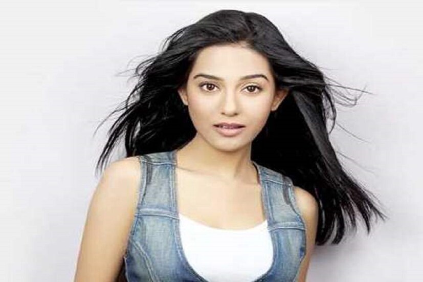 ভিডিও-র পরবর্তী অংশে দেখতে পাওয়া গিয়েছে দু'জনেই এক ঘরে গিয়ে উপভোগ করার জন্য কিছু একটি পানীয় পান করেন ৷ যেখানে অমৃতা এক ঢোঁক খেয়েই থেমে যান ৷ ফাইল ছবি ৷