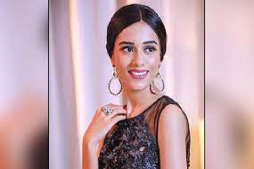 এই বিষয়ে অমৃতার মিথ্যা বাহানা করেন সেই বিষয়টি তাঁর বাবা-মাও জানতেন না ৷ এরপরেই জীবনে খুশি আসে আসে ভালবাসার জোয়ার অত্যন্ত শুভ সেখানেই শেষ হয় ভিডিও ৷ ফাইল ছবি ৷