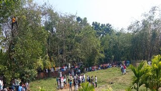 কবর থেকে আনিস খানের দেহ তোলার প্রক্রিয়া দেখতে ভিড়৷ 