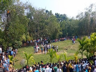 কবর থেকে আনিস খানের দেহ তোলার প্রক্রিয়া দেখতে ভিড়৷ 