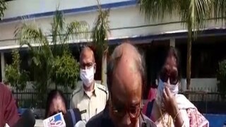 ভোট দিয়ে কান্নায় ভেঙে পড়লেন অশোক ভট্টাচার্য৷ 