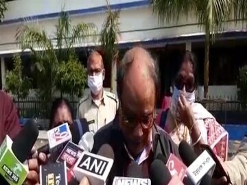 ভোট দিয়ে কান্নায় ভেঙে পড়লেন অশোক ভট্টাচার্য৷ 