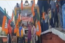 ট্রেন লাইনের উপর জ্বলছে টায়ার, আটকে রয়েছে ট্রেন, লাইনে বসে বিজেপির বিক্ষোভ ট্রেন লাইনের উপর জ্বলছে টায়ার, আটকে রয়েছে ট্রেন, লাইনে বসে বিজেপির বিক্ষোভ