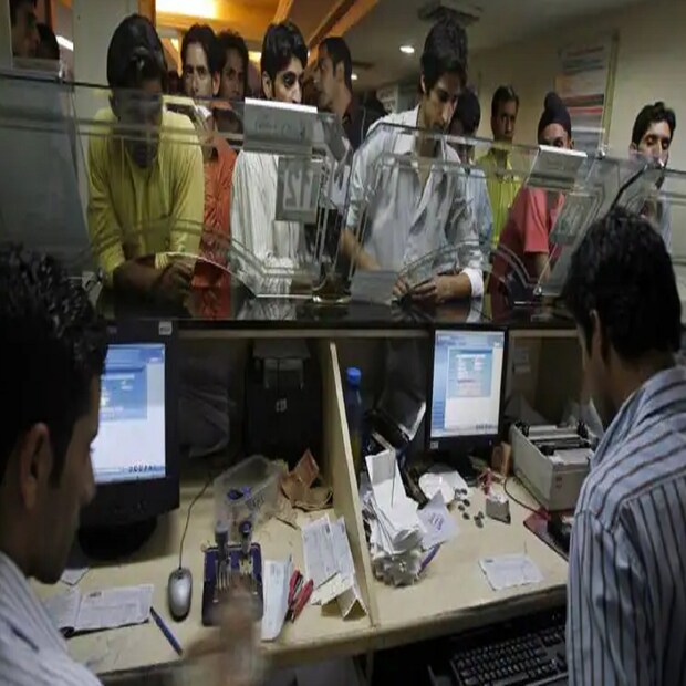 AIBEA, AIBOC, NCBE, AIBOA, BEFI, INBEF,INBOC সহ একাধিক সংগঠন মিলে দেশব্যপী ব্যাঙ্ক ধর্মঘটের ডাক দেওয়া হয়েছিল। তবে আপাতত তা স্থগিত রাখা হয়েছে ৷ 