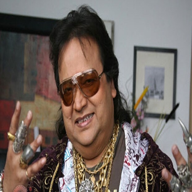 ভাইপো ময়ূখ চৌধুরী এবং ভাইপোর স্ত্রী সুপর্ণা দেবীর গলাতেও প্রিয়জনকে হারানোর বেদনার সুর। তাঁদের বিয়েতেও এসেছিলেন বাপ্পি লাহিড়ি, বলছিলেন সুপর্ণা চৌধুরী।