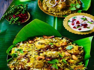 যে কোনও অনুষ্ঠানবাড়ির মেনুকার্ডে চার চাঁদ লাগিয়ে দেয় চার অক্ষরের এই শব্দটি। অন্য কিছু আর দেখতেই পায় না চোখ। বিয়েবাড়ি থেকে জন্মদিনের পার্টি, পাত আর পেট ভরাতে ভোজনরসিকদের ভরসা বিরিয়ানিতেই (Biryani)। কারণ, ভাত, মাংস, ডিম, আলু সব মিলিয়ে এক পদেই কামাল করে দেয় এই খাবারটি।