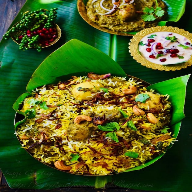 যে কোনও অনুষ্ঠানবাড়ির মেনুকার্ডে চার চাঁদ লাগিয়ে দেয় চার অক্ষরের এই শব্দটি। অন্য কিছু আর দেখতেই পায় না চোখ। বিয়েবাড়ি থেকে জন্মদিনের পার্টি, পাত আর পেট ভরাতে ভোজনরসিকদের ভরসা বিরিয়ানিতেই (Biryani)। কারণ, ভাত, মাংস, ডিম, আলু সব মিলিয়ে এক পদেই কামাল করে দেয় এই খাবারটি।