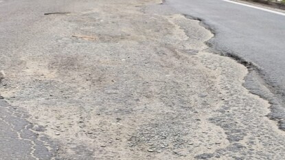 বেলঘড়িয়া এক্সপ্রেসওয়ের এমনই বেহাল দশা৷ বেলঘড়িয়া এক্সপ্রেসওয়ের এমনই বেহাল দশা৷