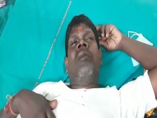 হাসপাতালে ভুবন বাদ্যকর। 