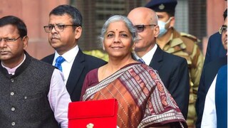 গত বছর বাজেটের দিন তাঁর পরনে ছিল গাঢ় লাল রঙের পচমপল্লী শাড়ি। এই বছর আলাদা করে নজর কেড়েছে ইক্কতের কাজ। এই শাড়িটির বিশেষত্ব হল এর পল্লুতে ইক্কতের প্যাটার্ন রয়েছে। ইক্কতের অন্ধ্র প্রদেশের একটি বিখ্যাত বয়ন শিল্প।