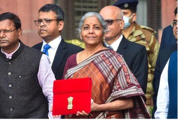 গত বছর বাজেটের দিন তাঁর পরনে ছিল গাঢ় লাল রঙের পচমপল্লী শাড়ি। এই বছর আলাদা করে নজর কেড়েছে ইক্কতের কাজ। এই শাড়িটির বিশেষত্ব হল এর পল্লুতে ইক্কতের প্যাটার্ন রয়েছে। ইক্কতের অন্ধ্র প্রদেশের একটি বিখ্যাত বয়ন শিল্প।