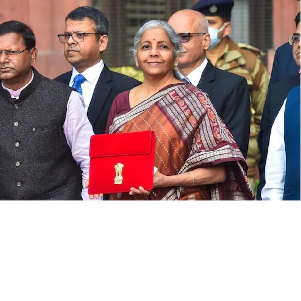 গত বছর বাজেটের দিন তাঁর পরনে ছিল গাঢ় লাল রঙের পচমপল্লী শাড়ি। এই বছর আলাদা করে নজর কেড়েছে ইক্কতের কাজ। এই শাড়িটির বিশেষত্ব হল এর পল্লুতে ইক্কতের প্যাটার্ন রয়েছে। ইক্কতের অন্ধ্র প্রদেশের একটি বিখ্যাত বয়ন শিল্প।