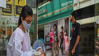 কর্নাটকেও লাফিয়ে বাড়ছে সংক্রমণ। সেই কারণে মাস্ক পরা বাধ্যতামূল করা হয়েছে।  শুক্রবার সেই আদেশনামা জারি করেছে কর্নাটকের মন্ত্রিসভা। সংক্রমণ বাড়ছে কেরলেও। সেখানে দৈনিক করোনা আক্রান্তের সংক্যা পৌঁছে গিয়েছে ২ হাজার ৮১৩-তে। 