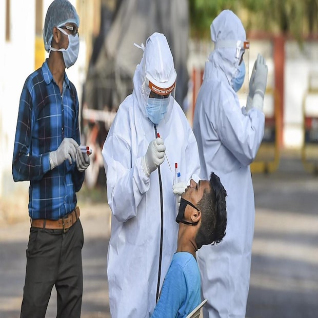 স্বাস্থ্য দফতরের রিপোর্ট বলছে, গত ২৪ ঘণ্টায় রাজ্যে করোনা আক্রান্ত ৭৩৬ জন। মৃত্যু হয়েছে ৩২ জনের। সংক্রমণের নিরিখে শীর্ষে আজ ফের কলকাতা। সেখানে গত ২৪ ঘণ্টায় কোভিড পজিটিভ ১০৮ জন। তবে অন্যান্য জেলায় সংক্রমিতের সংখ্যা ১০০-এর নিচেই। এদিন রাজ্যের মোট করোনা আক্রান্তের সংখ্যা বেড়ে দাঁড়াল ২০ লক্ষ ৭ হাজার ২৪৯ জন।